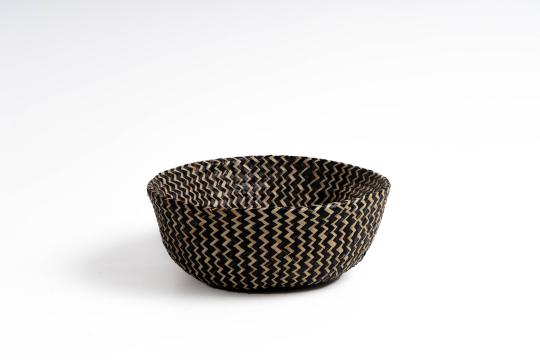 Round folding sedge basket with handle